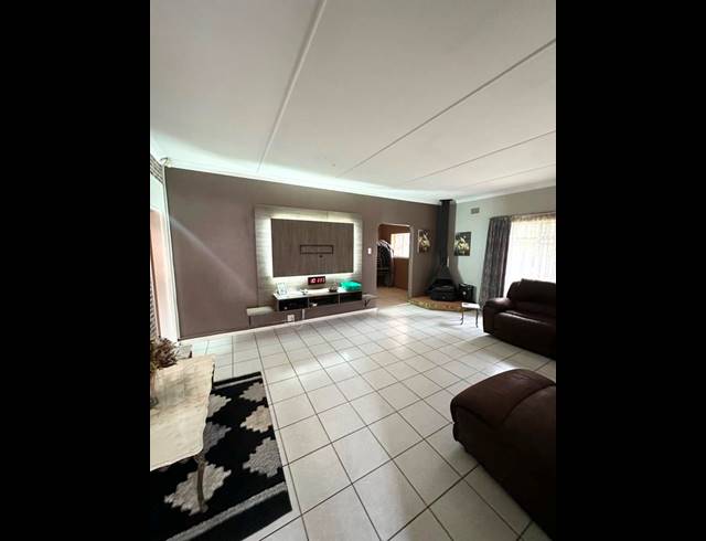5 BEDROOM HOUSE FOR SALE IN SELCOURT